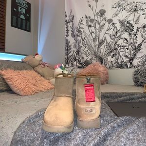 Ugg mini boots with red zip up (chestnut)